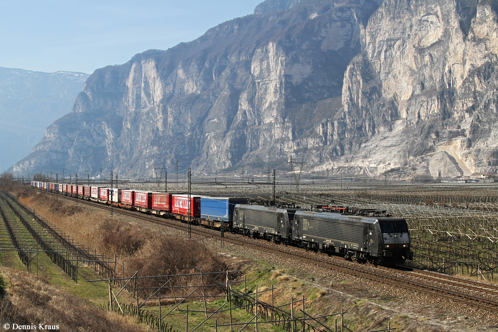 189 997 + 189 998 mit KLV Zug am 07.03.2015 bei Salorno.