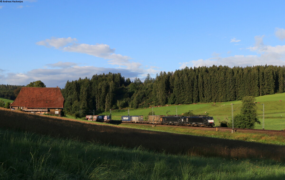 189 997-0 und 189 988-9 mit dem DGS 43070 (Basel SBB RB-Linz(Rhein)) bei Stockburg 8.8.21