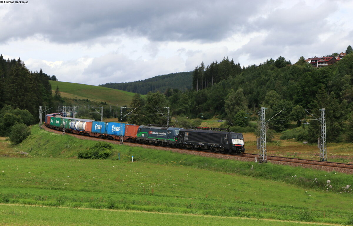 189 997-0 und 193 258-1 mit dem DGS 40035 (Rotterdam Waalhaven Zuid-Melzo) bei St.Georgen 8.8.21
