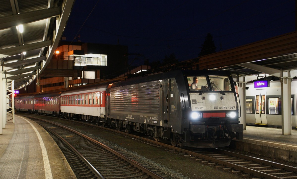189 997-0 von MRCE ist am 4.1.2014 mit dem DRV 13417 Utrecht-Bischofshofen unterwegs. Hier beim planmäßigem Halt in Kufstein. Der Zug kam ca. 25 zu8 früh und stand dann über 30 min im Bahnhof. Wagenmaterial war aus den Niederlanden und der Slowakei (Wagonservice). 