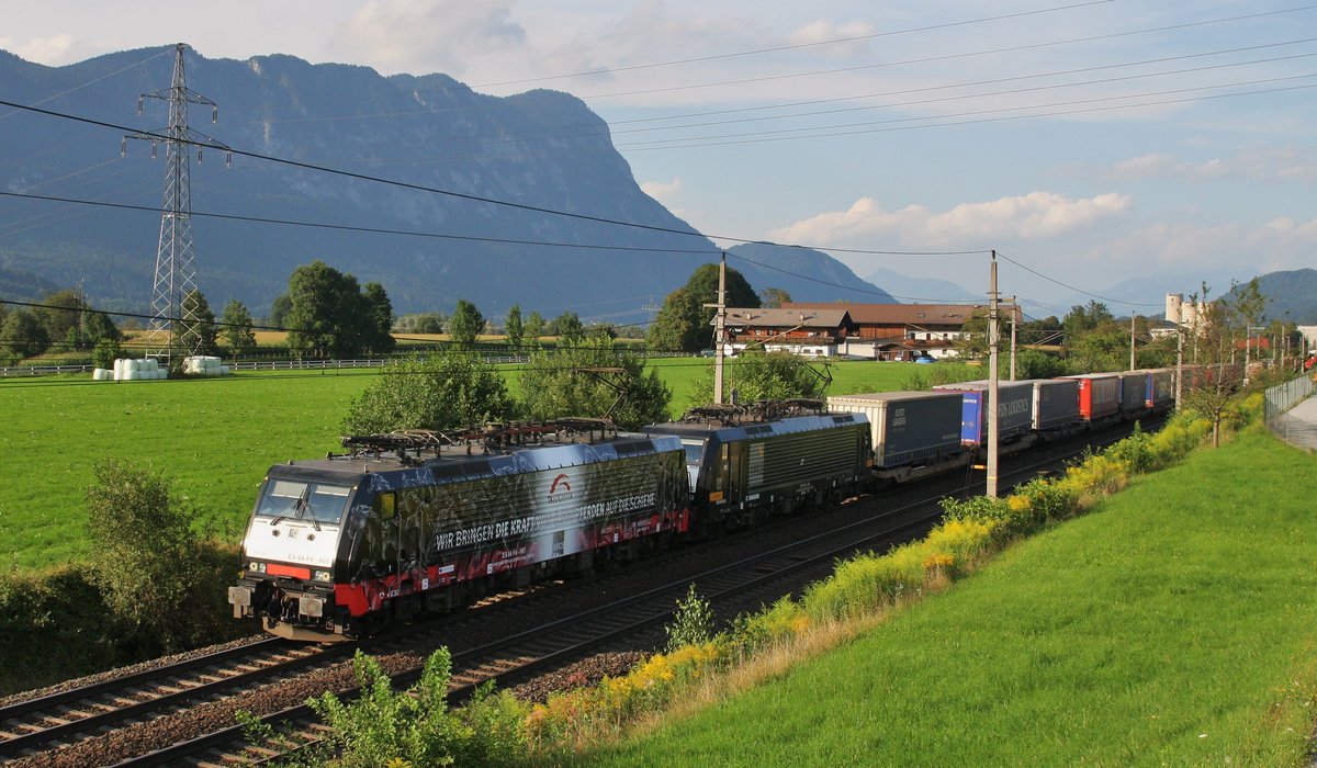 189 997-0 von TXL  Wir bringen die Kraft von 8500 Pferden auf die Schiene  und 189 932-7 bringen am 15.8.2016 den Kombinierten Ladungsverkehr zum Brenner. Hier bei Kirchbichl.