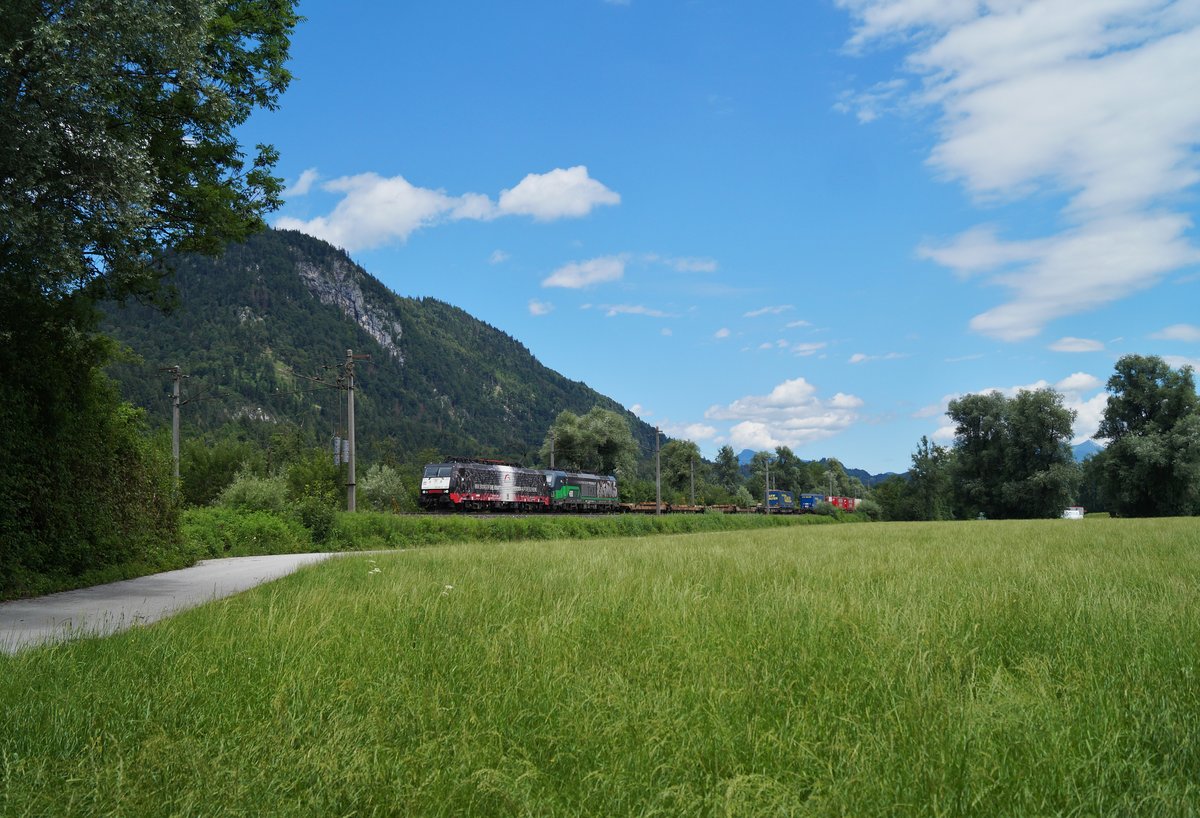 189 997 (Pferdelok) + 193 731  Railfanatics - powered by personality  am 30.06.2020 mit einem mäßig ausgelasteten KLV-Zug auf der Brennerzulaufstrecke bei Schaftenau (Unterinntalbahn).