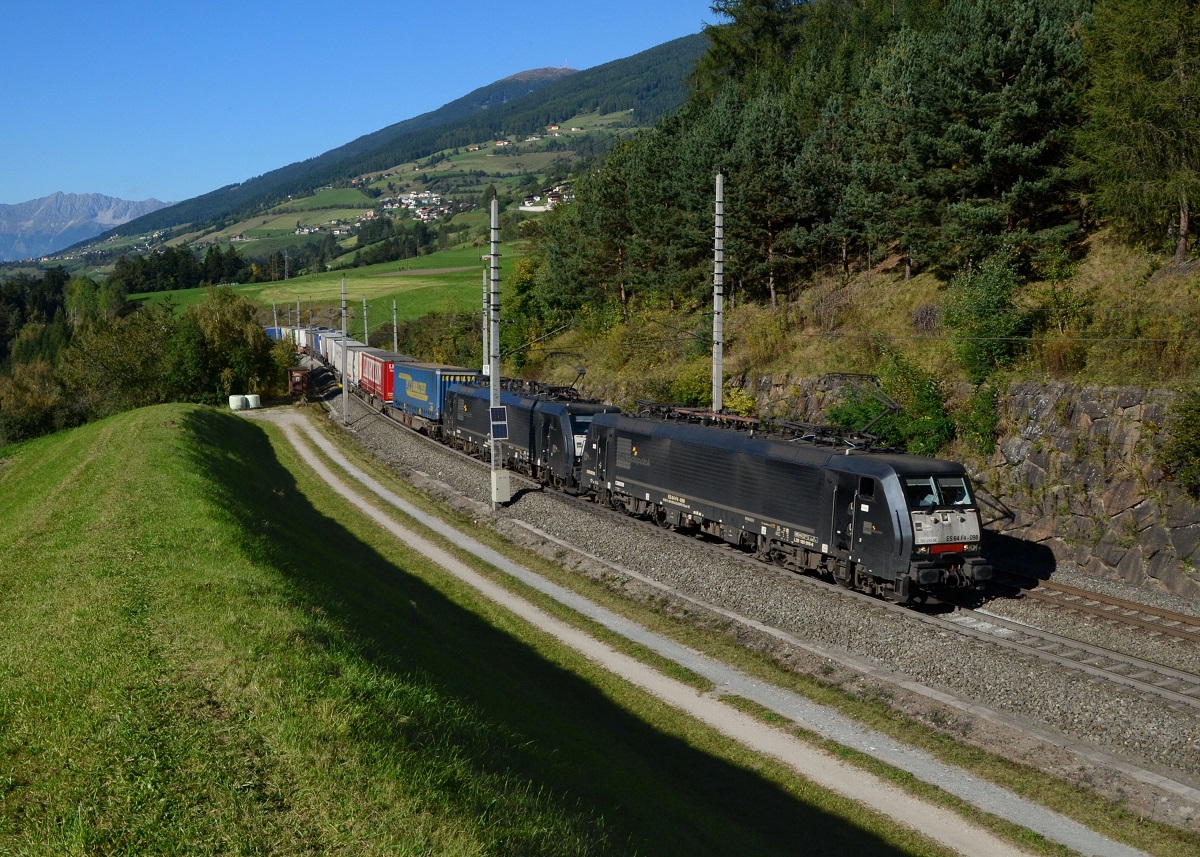 189 998 + 189 287 mit einem KLV am 27.09.2014 bei Matrei am Brenner.