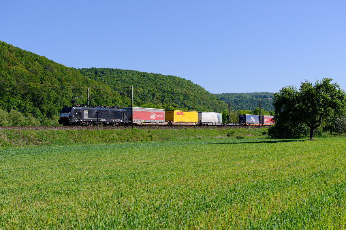 189 998 MRCE/TXL mit einem KLV-Zug bei Wernfeld Richtung Würzburg, 07.05.2020