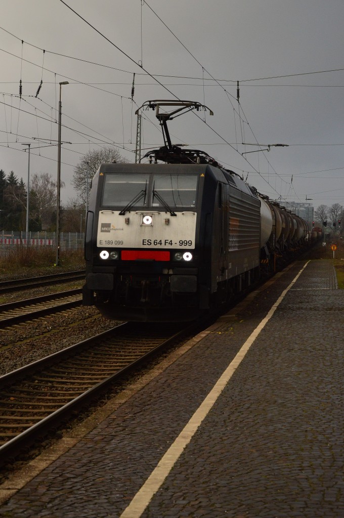 189-999 von LOCON mit einem Mischer in Rommerskirchen von mir abgelichtet am 
Abend des 23.1.2016