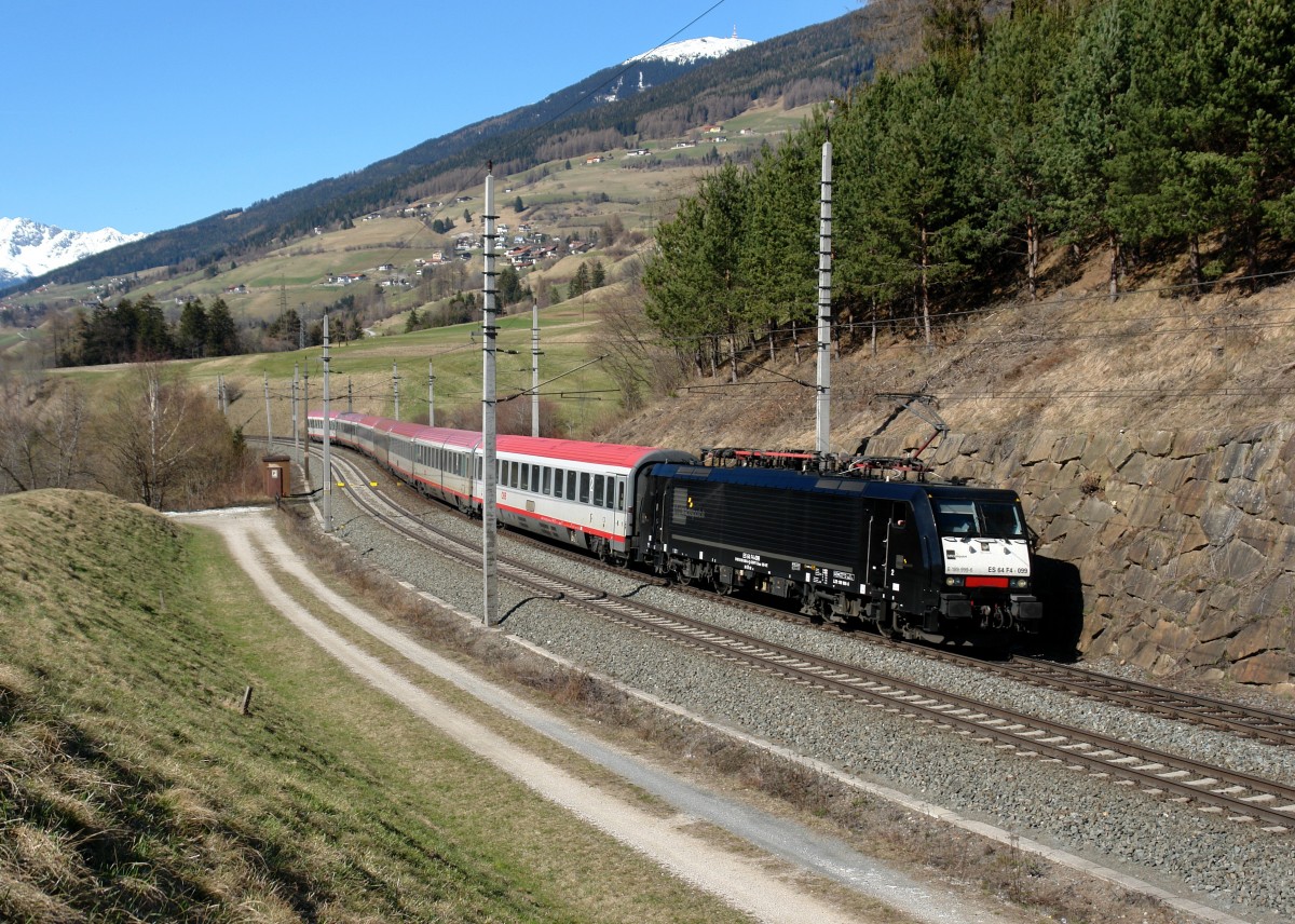 189 999 mit einem Brenner-EC am 07.04.2010 bei Matrei am Brenner.