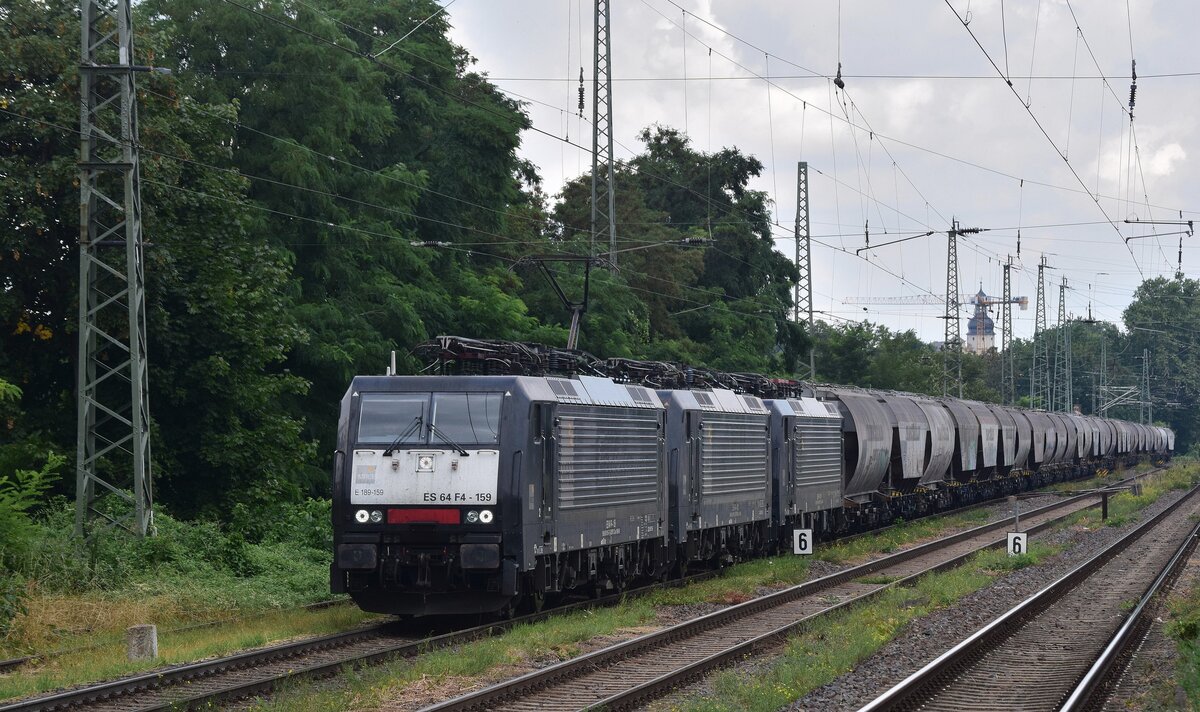 189 mal 3. 189 159 kommt mit 189 152 und 189 158 und einem Getreidezug am Haken durch Magdeburg Buckau gen Schönebeck gefahren.

Magdeburg 04.08.2021