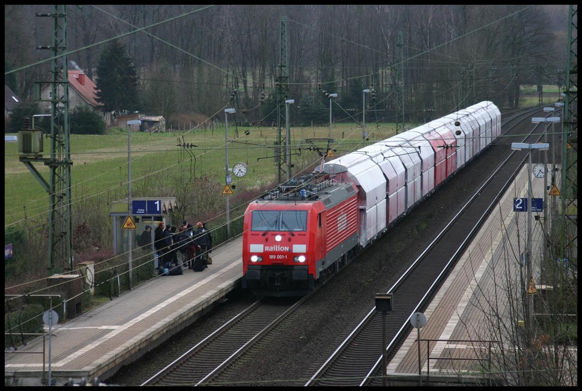 189001 fährt hier am 3.2.2007 mit einem Kalkzug über die Rollbahn in Richtung Norden durch Natrup Hagen.
