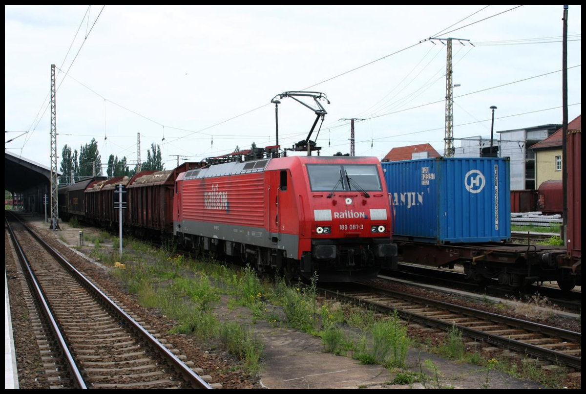 18901-3 Railion fährt hier am 31.5.2007 mit einem Güterzug aus Polen kommend in den HBF Frankfurt an der Oder ein.