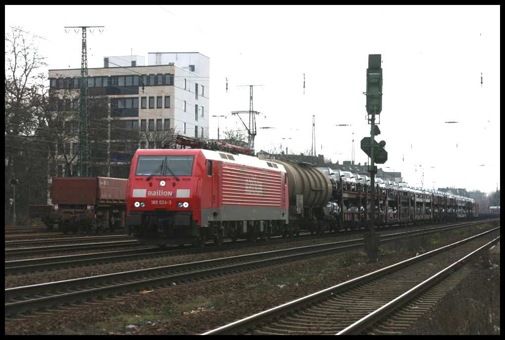 189024-3 Railion fährt mit einem Auto Transport Zug am 17.3.2005 durch den Bahnhof Köln West.