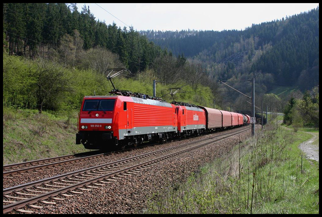 189050-8 kommt hier am 23.4.2005 zusammen mit 189024 aus Richtung Lichtenfels über die Frankenwaldbahn und erreicht hier den Haltepunkt Marktgölitz.