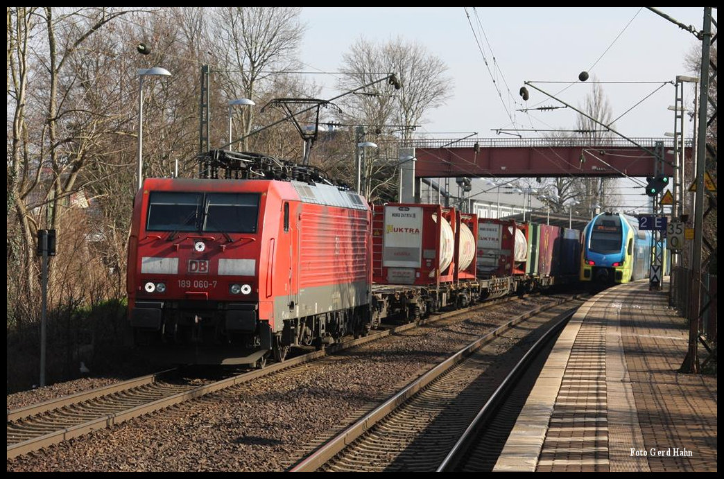 189060 rollt mit einem Güterzug am 29.2.2016 um 12.19 Uhr durch den Bahnhof Peine.
Rechts steht gerade als Gegenzug der ET 607 der Westfalenbahn nach Braunschweig am Bahnsteig gegenüber.