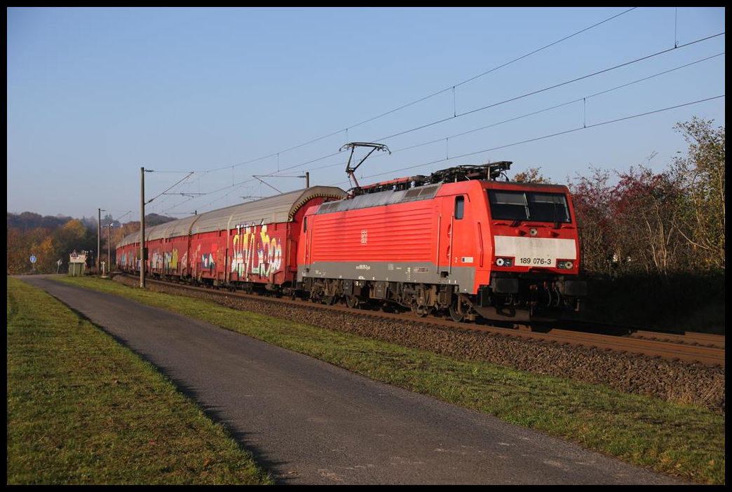 189076-3 ist hier am 5.11.2020 um 9.51 Uhr bei Ibbenbüren Laggenbeck mit einem geschlossenen Autotransportzug in Richtung Osnabrück unterwegs.