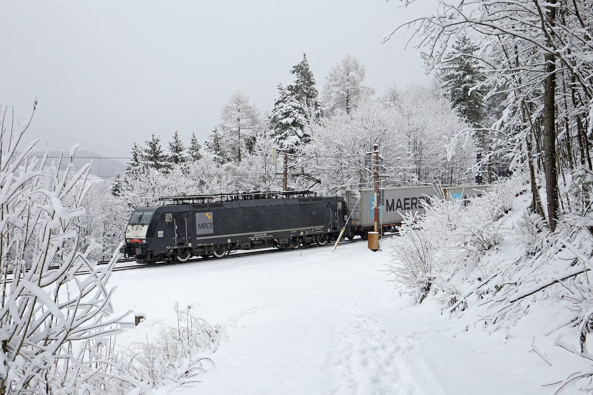 189.150 schleicht sich im Neuschnee mit einen Container-GAG an. Wolfsbergkogel,2.2.18