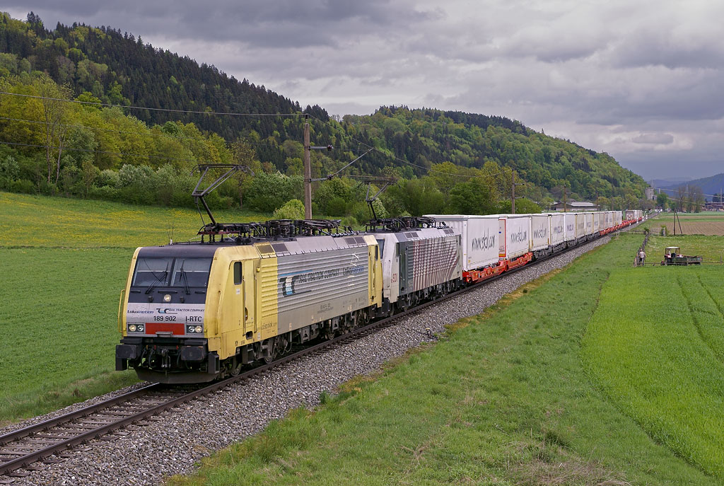 189.902 und 189.901 mit dem 43503 am 03.05.2015, welcher an Sonntagen zwischen St. Veit an der Glan und Villach nicht über Klagenfurt, sondern über Feldkirchen (Ossiacherseestrecke) verkehrt, aufgenommen bei Liebenfels. 