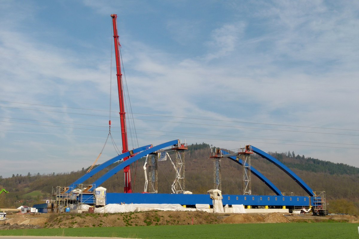 18.April 2013, auf die neue Mainbrücke in Wiesen im Zuge der ICE-Trasse wurden heute die Bogensegmente aufgesetzt.