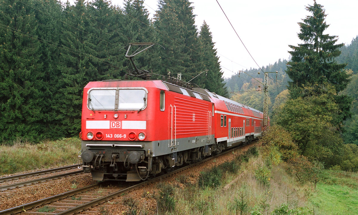 18.Oktober 2006, Bei Steinbach am Wald, km 43,00, schiebt Lok 143 066 eine Regionalbahn in Richtung Saalfeld