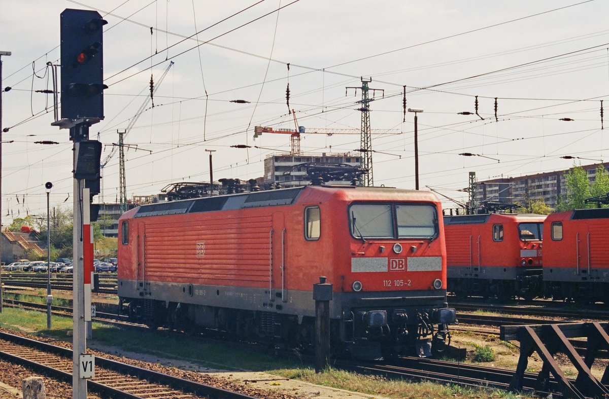 19. April 2007, im Bahnhof Cottbus wartet Lok 112 105 auf den nächsten Einsatz