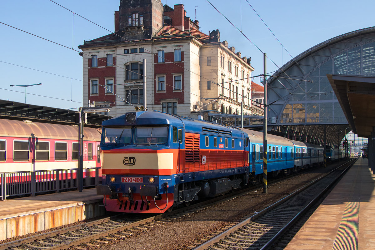 19. April 2019 Praha hl.n.: Es ist einfach schön zu sehen, die unsere Nachbarn ihre Loks pflegen! Hier 749 121-0 vor einem R. 