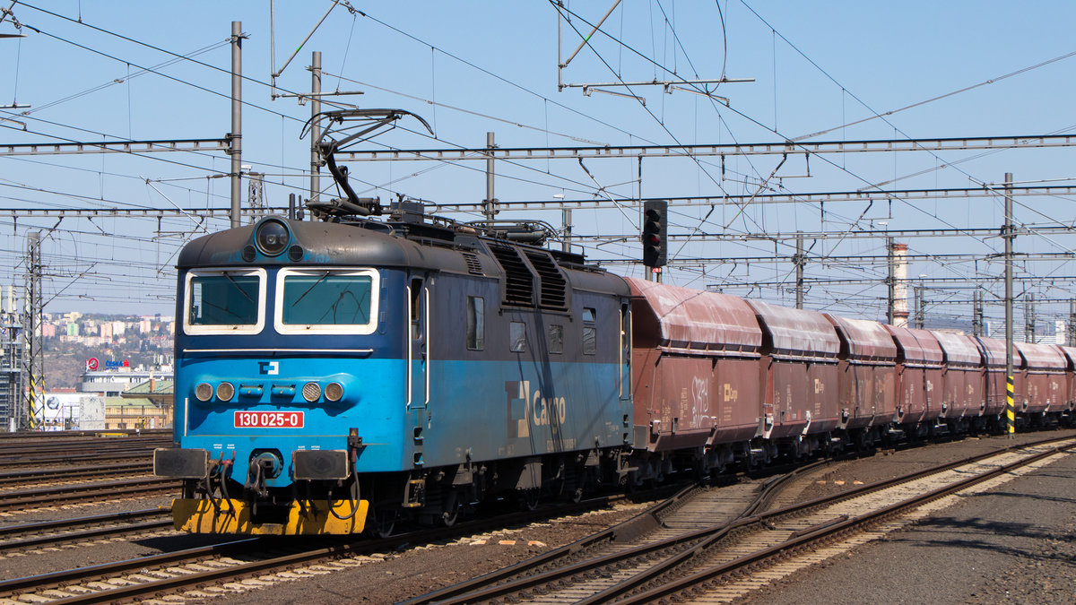 19. April 2019 in Praha hl.n.: Ab und an ist auch ein Güterzug dort anzutreffen. Hier schiebt 130 025-0 einen Kohlezug nach. 
