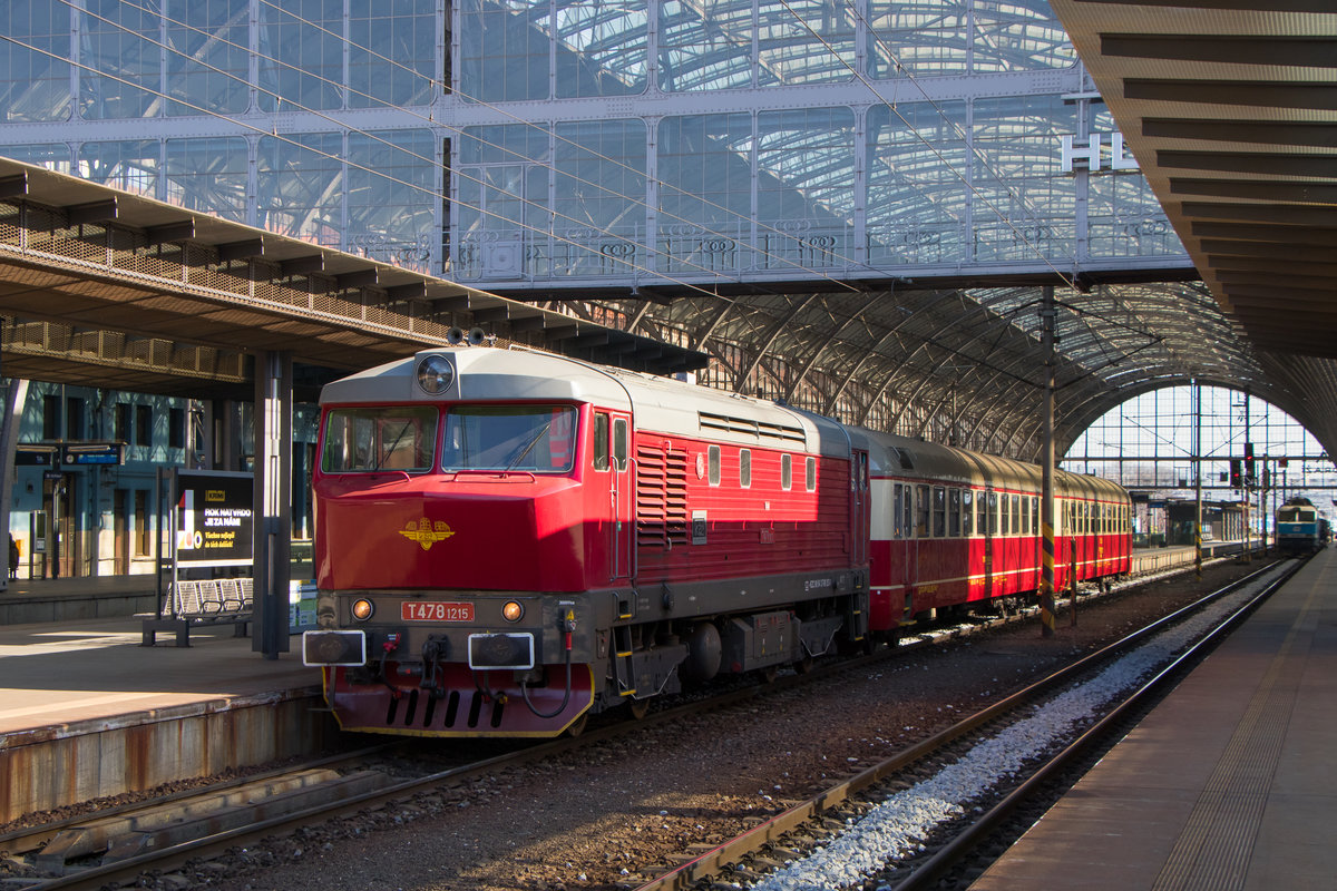 19. April 2019 in Praha hl.n. Die KCZ Bardotka T 478 1215 startet gleich ihre Ausflugsrunde gen Westen.