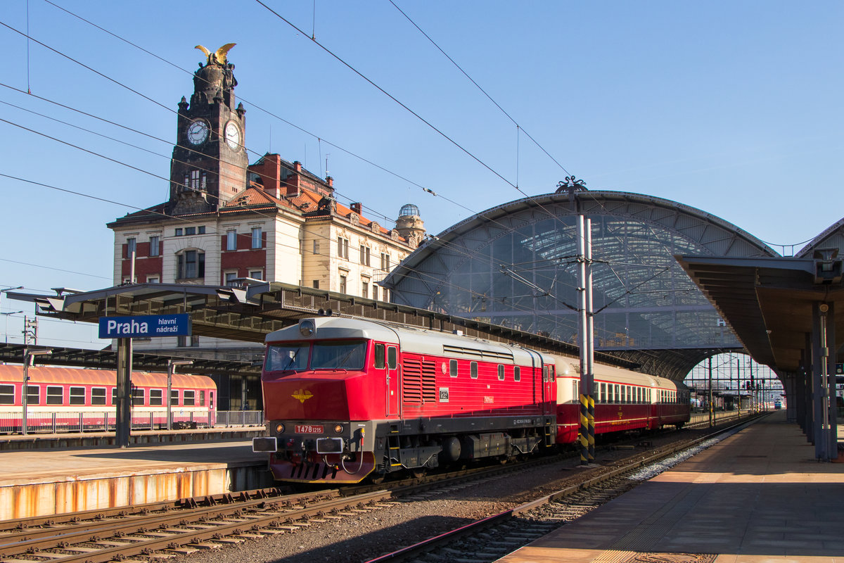 19. April 2019 in Praha hl.n. Die KCZ Bardotka T 478 1215 startet ihre Ausflugsrunde. 