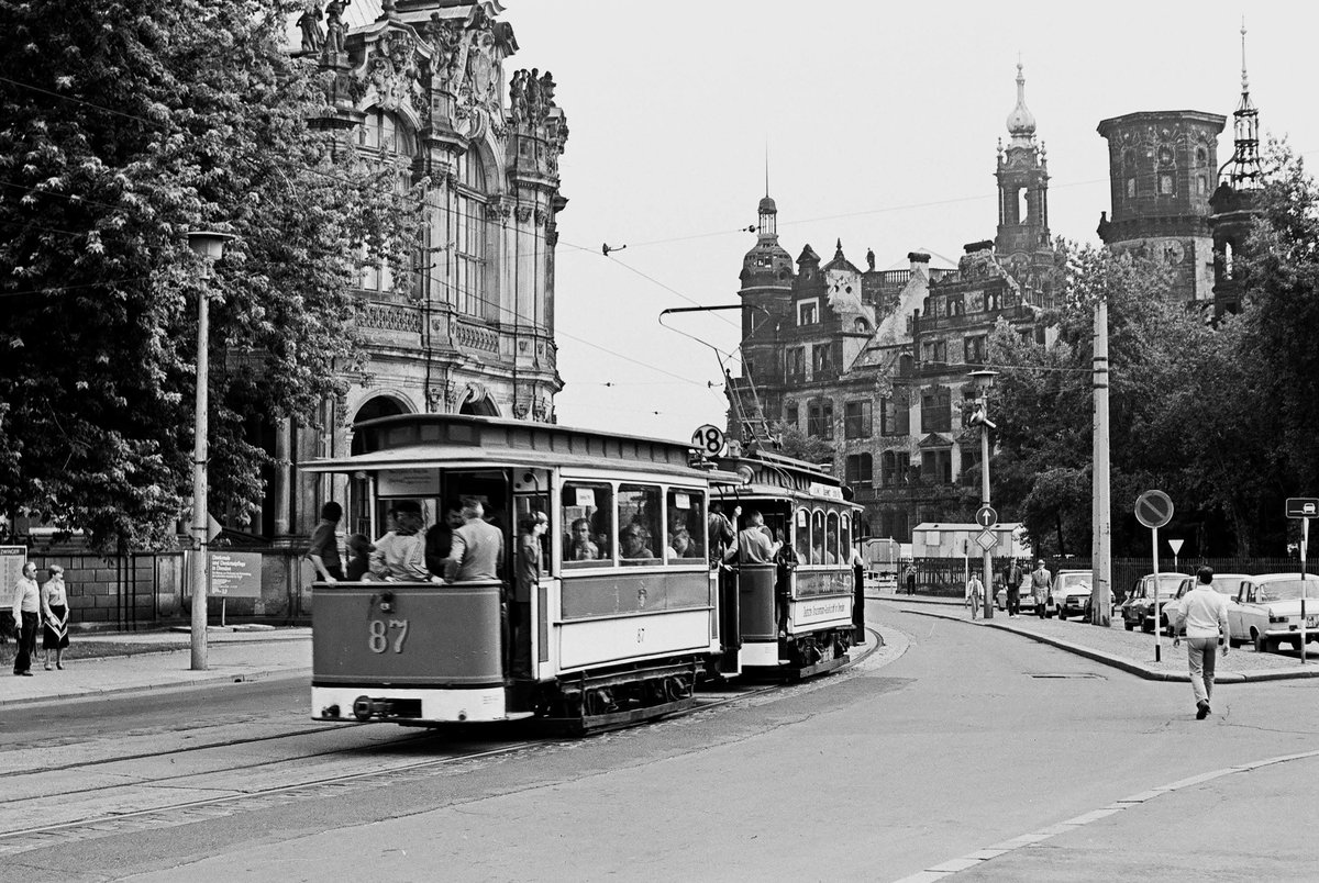 19. August 1984, Dresden, ein Sonderzug der Straßenbahn mit dem Triebwagen 309 von 1902 (Dresdner Eigenbau auf Berolina-Fahrgestell, bis 1965 im Linieneinsatz, seit 1968 historisches Fahrzeug) und dem Beiwagen 87 von 1911 kommt auf seiner Fahrt vom Haptbahnhof nach Radebeul am Zwinger vorüber. 

