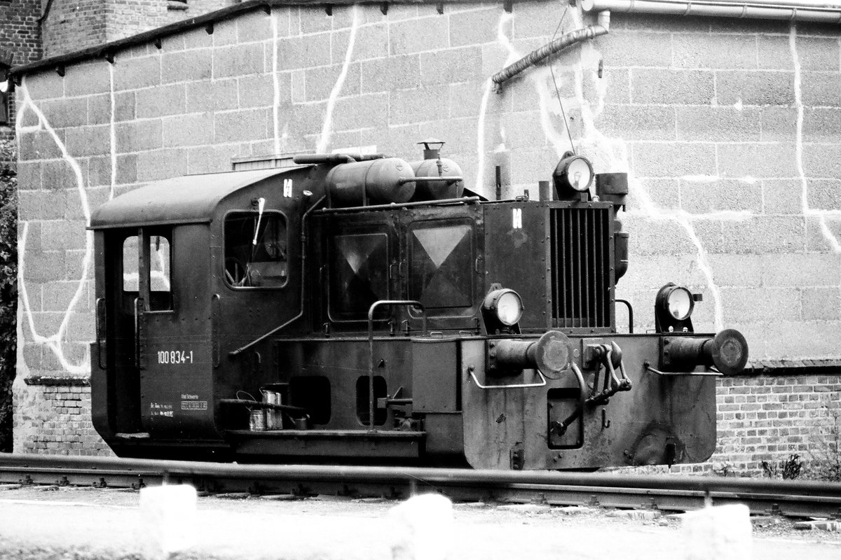 19. August 1985, Eine Kö im Bahnhof Kröpelin an der Strecke Wismar - Rostock. Sie wurde 1944 von Deutz an die DR geliefert und als Kbf 5244 bezeichnet. 1970 erfolgte die Umzeichnung in 100 834, 1992 in 310 834. 1993 wurde sie in Rostock ausgemustert.