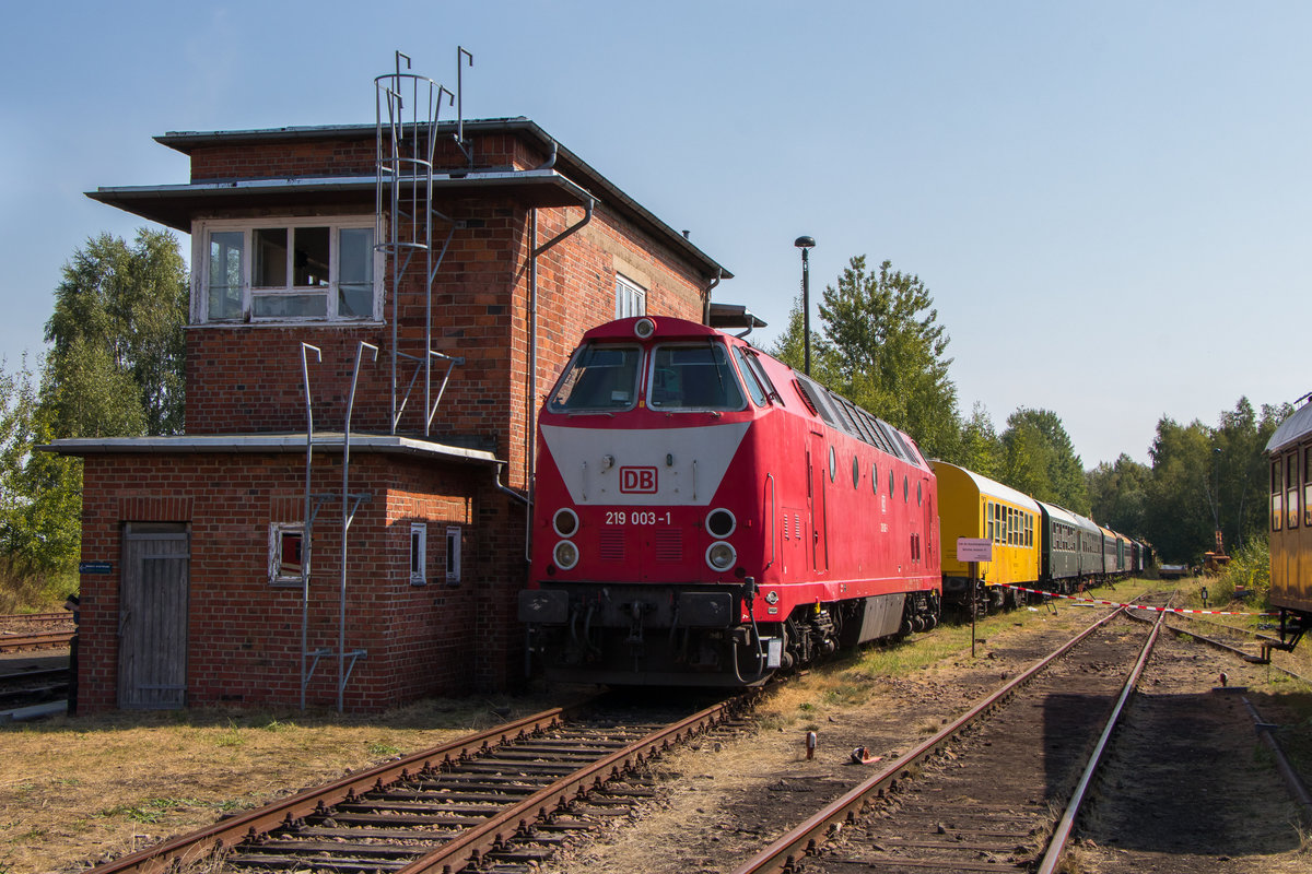 19. August 2018 zum SEM-Chemnitz-Eisenbahnfest. 219 003-1 macht an der Stelle eine gute Figur. 
