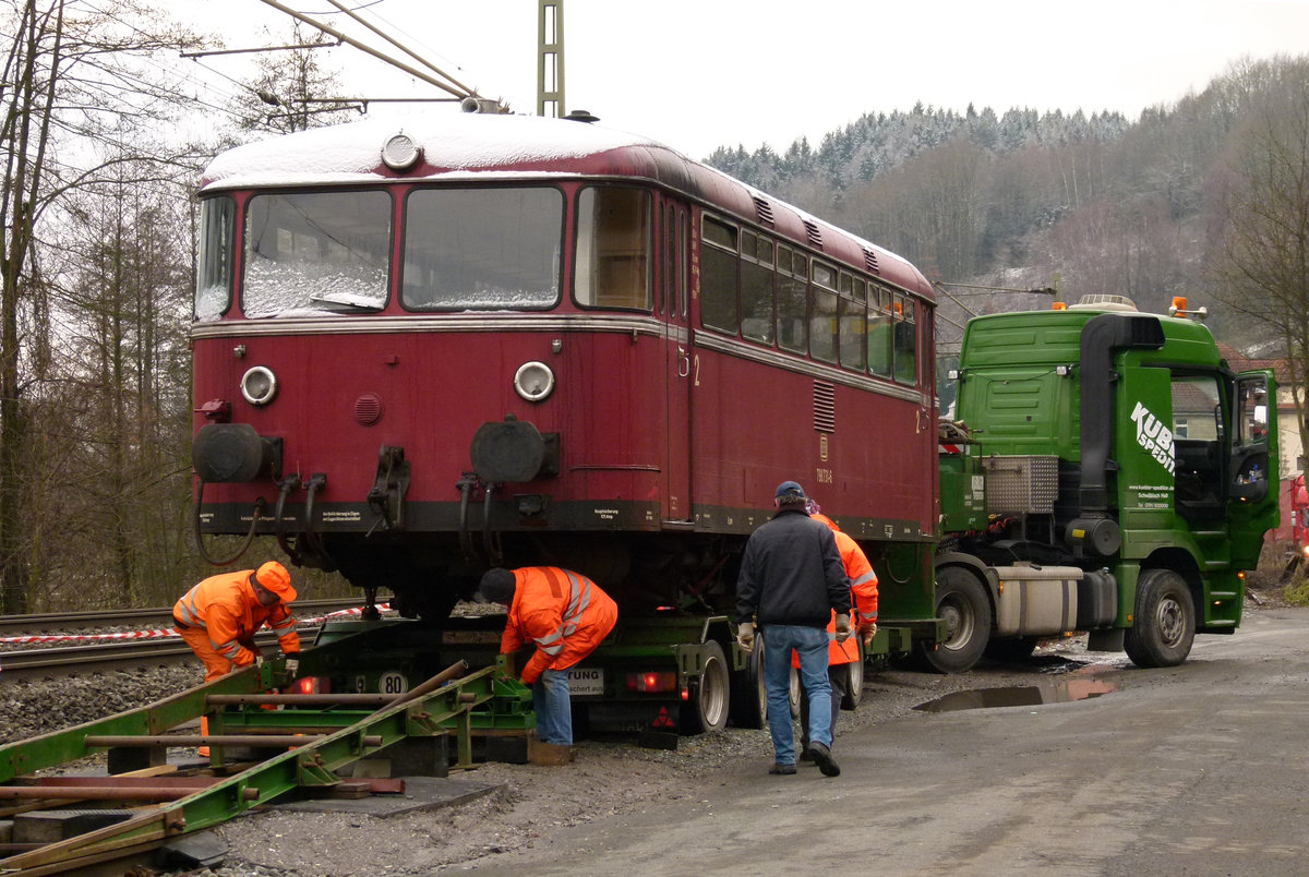 19. Dezember 2011, Der Triebwagen 798 731 der Rodachtalbahn wurde auf der Straße nach Kronach gebracht. Er wird nach dem Aufgleisen auf der Schiene zur Revision nach Zittau  rollen.