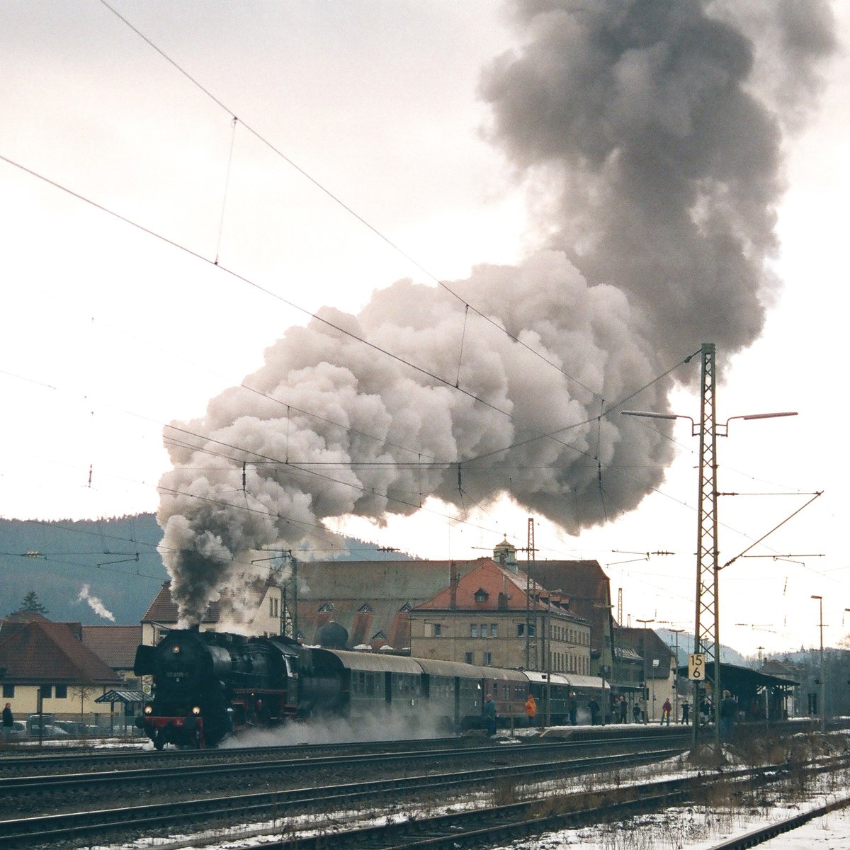 19. Februar 2006, Viel Rauch und wenig Lok: Lok 52 8195 der Fränkischen Museumseisenbahn steht mit einem Sonderzug nach Katzhütte im Bahnhof Kronach.