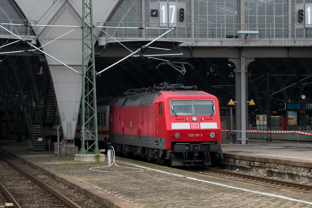 19. Februar 2018 Hbf Leipzig: 120 119-3 startet jeden Moment mit einem IC. 