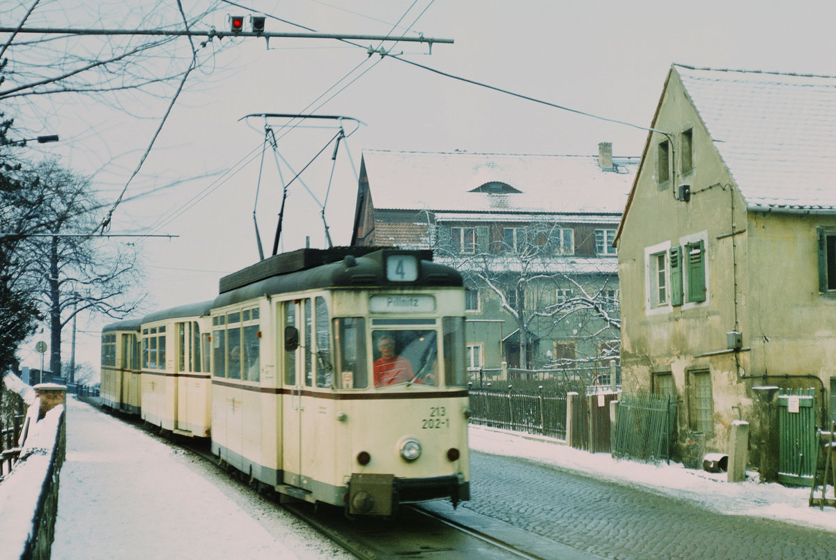 19. Januar 1985, Im Winter 1984/85 fährt die Straßenbahn noch auf der engen, hügeligen und kurvigen Pillnitzer Landstraße zwischen Radebeul-West und Pillnitz. Hier hat der Dreierzug die Haltestelle Niederpoyritz gerade verlassen. 