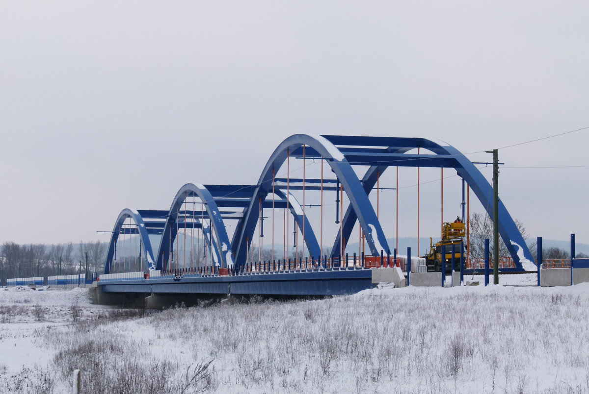 19. Januar 2016, Die Mainbrücke im Zuge der neuen ICE-Strecke Erfurt - Ebensfeld. Es werden Arbeiten an den Leitungsaufhängungen durchgeführt.