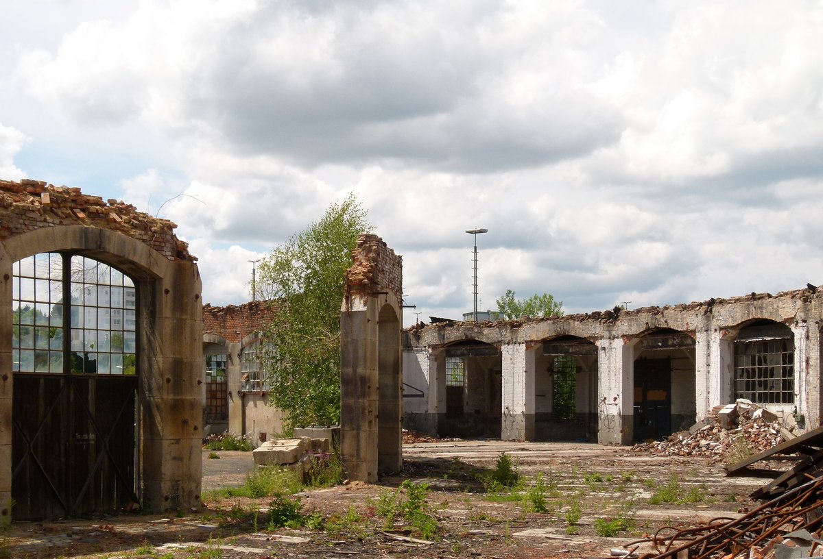 19. Juli 2011, Das Dach des Hofer Ringlokschuppens ist im Winter 2010/2011 eingestürzt. An einen Wiederaufbau wird nicht gedacht. Beim fotografieren bin ich hinter der Absperrung geblieben. 