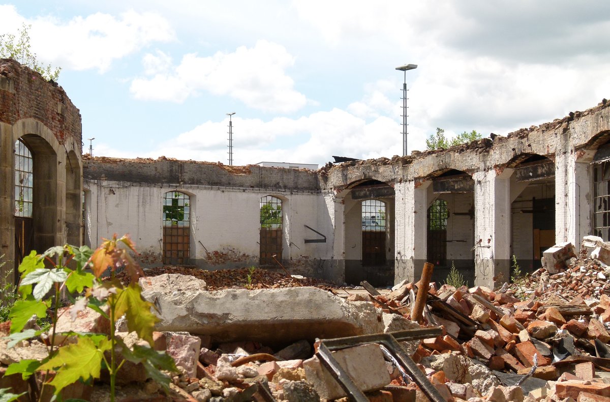 19. Juli 2011, Das Dach des Hofer Ringlokschuppens ist im Winter 2010/2011 eingestürzt. An einen Wiederaufbau wird nicht gedacht. Beim fotografieren bin ich hinter der Absperrung geblieben. 