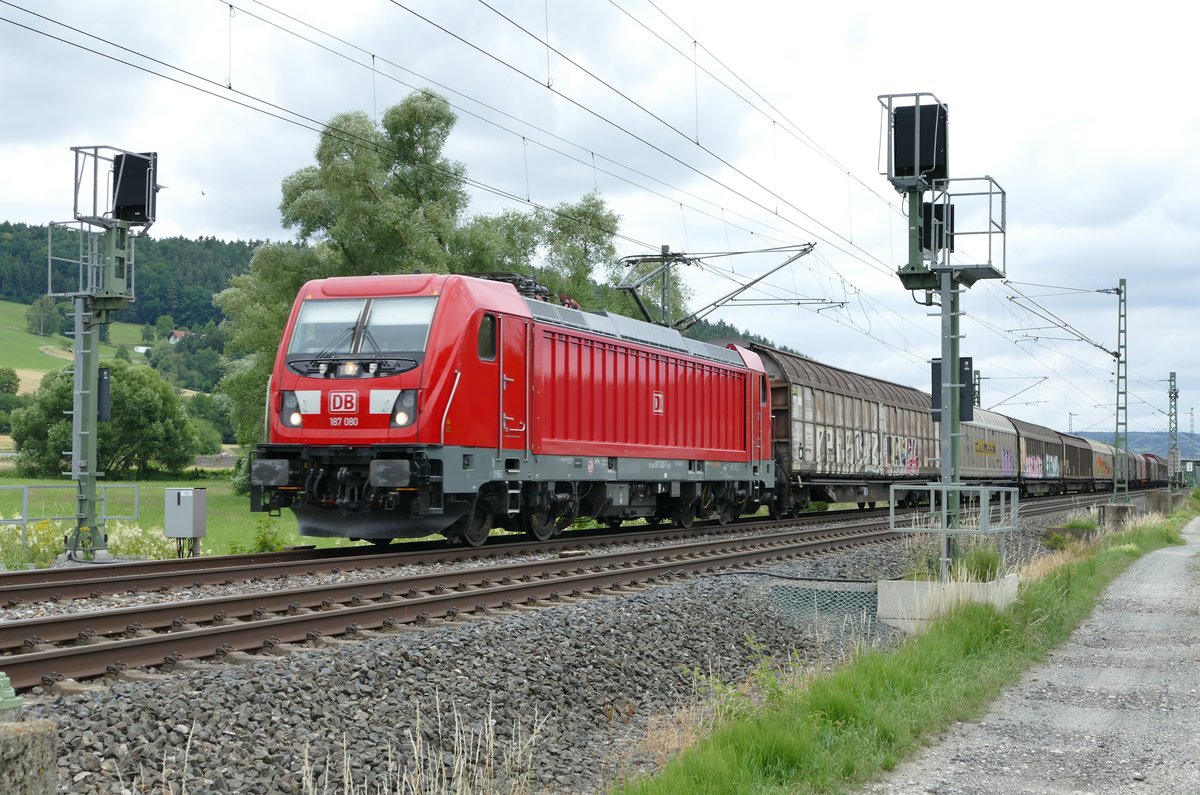 19. Juni 2018, Ein Güterzug fährt bei Johannisthal in Richtung Lichtenfels.