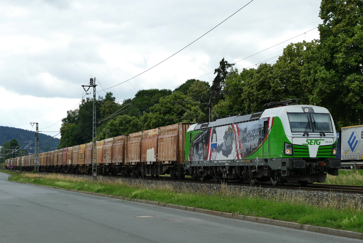 19. Juni 2018, Ein Güterzug der STEG in Richtung Saalfeld fährt durch  Kronach. Die  Stille Nacht -Werbung von Daniel Grabner passt zur Jahreszeit. Die Behälterwagen sind wohl die Basis der vielzitierten Schlammkreidezüge zwischen der Grenze Sloweniens und Deutschland.