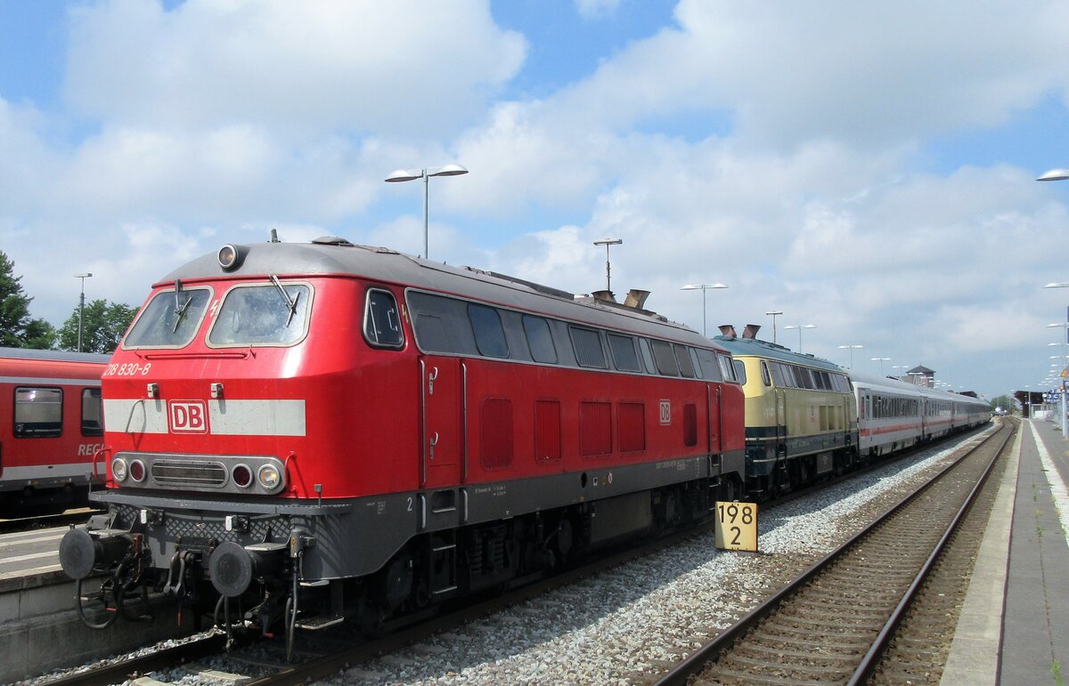 19. Juni 2021: 218 830-8 und 218 381-3 RP ziehen IC 2215 von Westerland / Sylt nach Frankfurt/M. bis Itzehoe. Hier zu sehen beim Zwischenstopp im Bahnhof Niebüll.