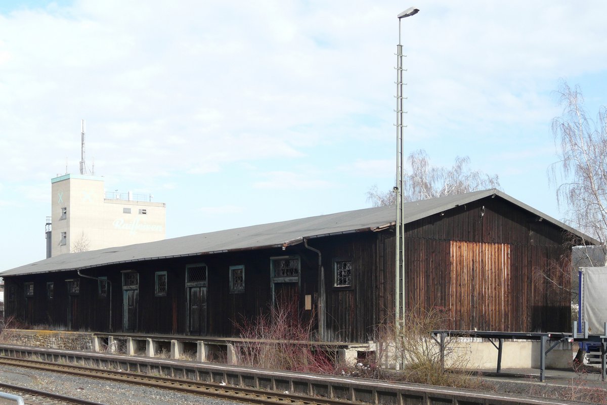 19. März 2009, der Güterschuppen des Bahnhofs Burgkunstadt in Oberfranken. Hier erfolgte in längst vergangener Zeit besonders der Umschlag der von der ansässigen Kleinindustrie angelieferten Schuhe. 