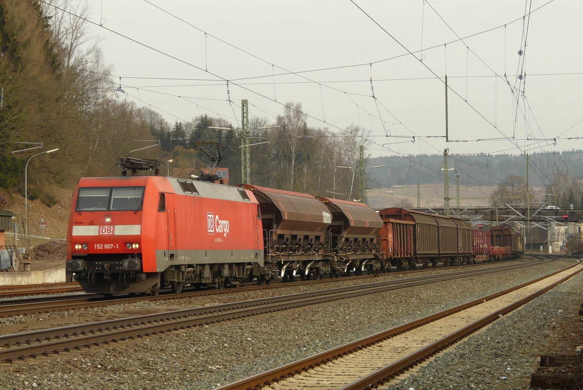 19. März 2010, Lok 152 007 fährt mit einem Güterzug aus Saalfeld in Richtung Lichtenfels durch den Bahnhof Kronach.