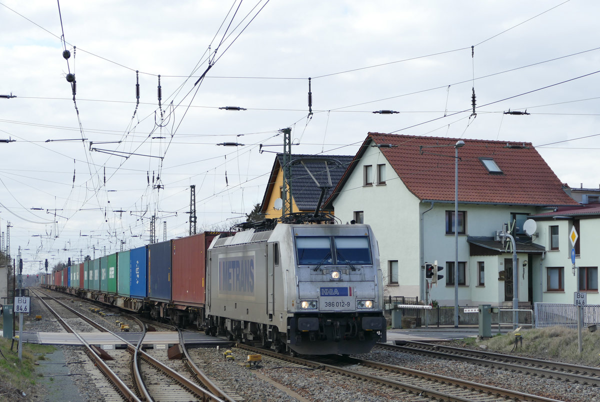 19. März 2019, Bahnhof Priestewitz, Ein Container-Ganzzug fährt in Richtung Dresden. Von der tschechischen Metrans wurden 20 Lokomotiven für den Einsatz in Deutschland, Österreich, Polen, Tschechien, der Slowakei und Ungarn bestellt, die zwischen September 2014 und März 2015 als 386 001–020 ausgeliefert wurden (Wiki-Weisheit).