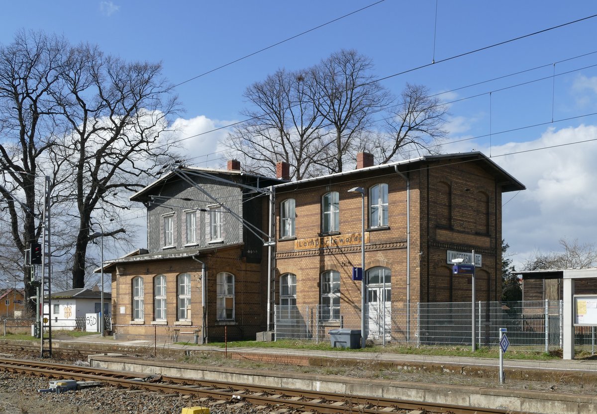 19. März 2019: Der Bahnhof Lampertswalde zwischen Großenhain und Ortrand an der Strecke Dresden - Cottbus. Rechts befand sich der Wartesaal mit dem Fahrkartenschalter. Durch die hohen Fenster auf der linken Seite konnte man in den Dienstraum schauen. Da hat mich in den 50er Jahren noch das Ticken des Morsetelegraphen interessiert.