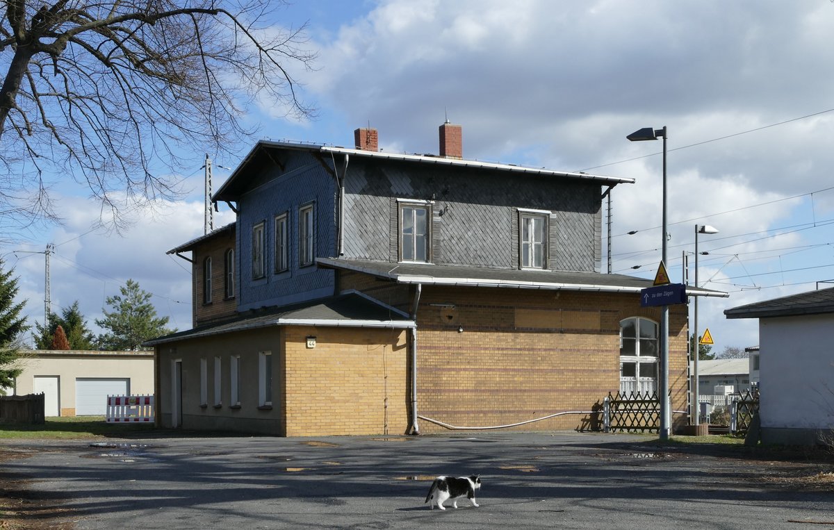19. März 2019: Der Bahnhof Lampertswalde zwischen Großenhain und Ortrand an der Strecke Dresden - Cottbus