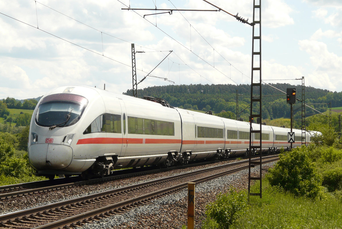 19. Mai 2009, ICE 73926 München - Berlin fährt nach Passieren des Bahnhofs Hochstadt-Marktzeuln in die Zettlitzer Kurve und damit in die Strecke der Frankenwaldbahn ein.