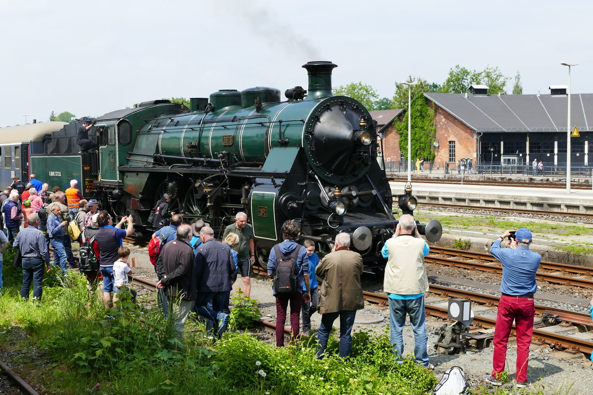19. Mai 2018, Aus Anlass der Pfingstdampftage des Dampflokmuseums Neuenmarkt-Wirsberg besuchte heute die Nördlinger S3.6 die Veranstaltung. Der Nördlinger Sonderzug ist jetzt auf das Ausfahrgleis gerollt - viel Zeit, die 100 Jahre alte bayerische Lok zu betrachten und zu fotografieren.