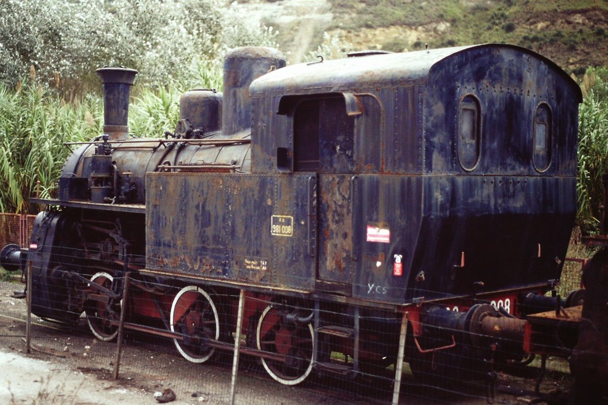 19 nov 2004, locotender 981.008 sits at Cosenza depot