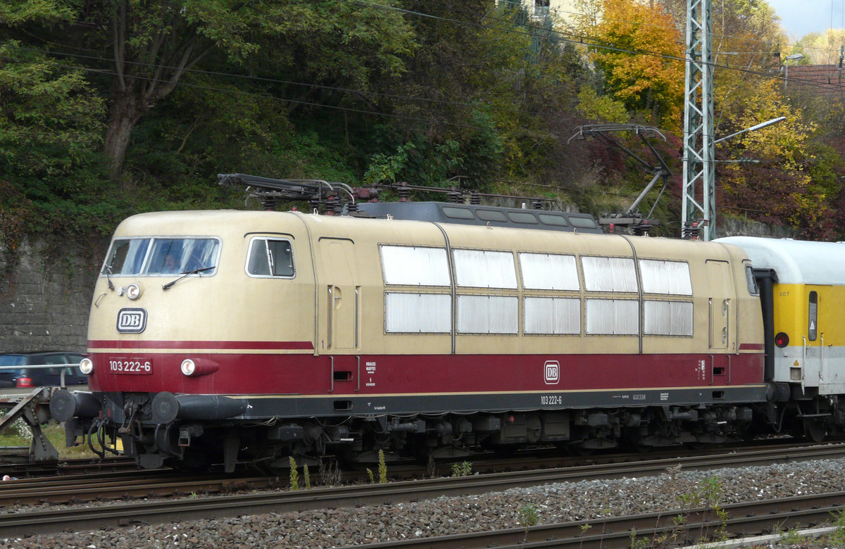 19. Oktober 2007, Kronach, am Stellwerk Süd fährt 103 222 mit einem Meßwagen in Richtung Lichtenfels.