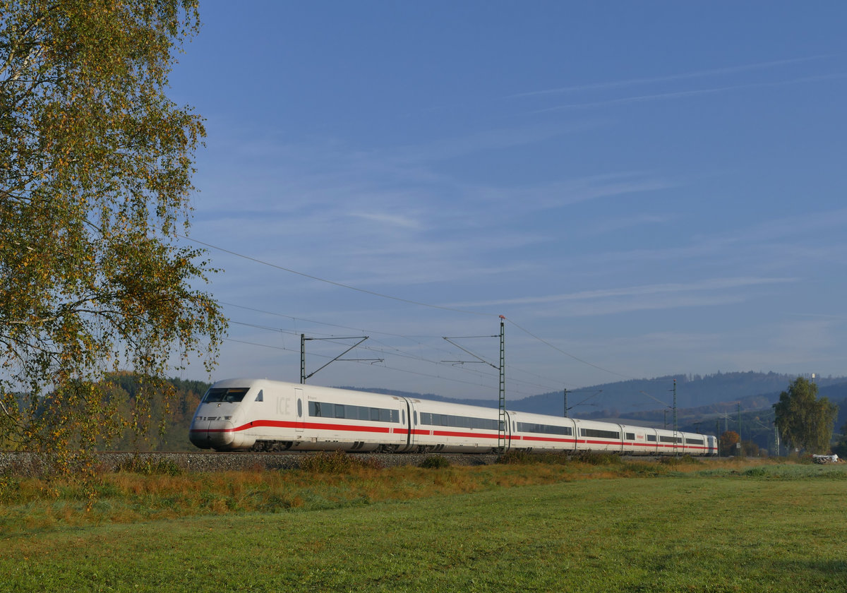 19. Oktober 2017, ICE  Wuppertal  (Tz 202) fährt bei Neukenroth als ICE 715 Berlin - München in den sonnigen Herbsttag.