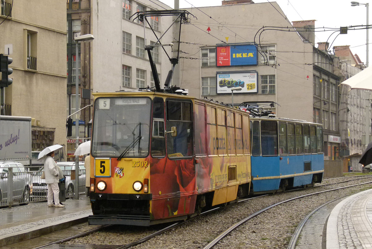 19. September 2011, Polen, Wroclaw (Breslau), Straßenbahnzug der Linie 5 mit den Wagen 2502 und 2503.  1974–1994 wurde der 105Na von Konstal (heute „Alstom Konstal S. A.“) in Chorzów hergestellt. Er wurde in verschiedenen Varianten modernisiert.
